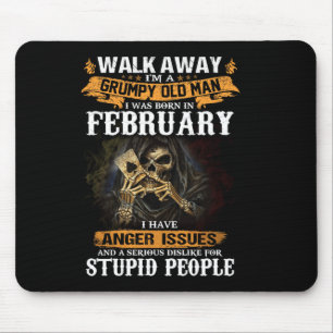 Menschen gehen weg Ein schwuler alter Mann wurde i Mousepad
