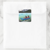 Menschen in Kayak auf einem großen See Quadratischer Aufkleber (Tasche)