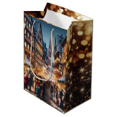 Menschen in Straßburg, Frankreich, Weihnachtsmarkt Mittlere Geschenktüte (Vorderseite Schrägansicht)