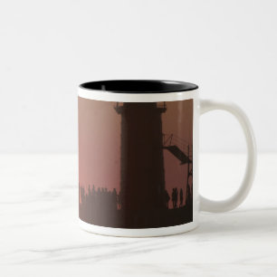 Menschen Leuchtturm Sonnenuntergang Silhouette im Zweifarbige Tasse