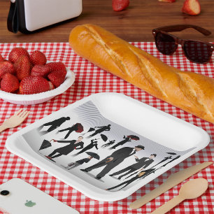 Menschen mit Regenschirmen Pappteller