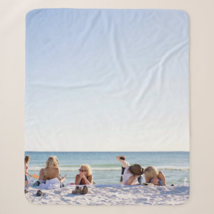 Menschen mit weißem Sand am Strand Sherpadecke
