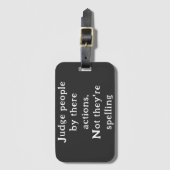 Menschen nach Handlungen beurteilen, die nicht buc Gepäckanhänger (Vorderseite Vertikal)