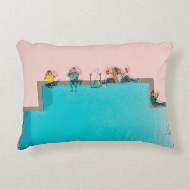 Menschen neben Billardbildern Dekokissen (Vorderseite)