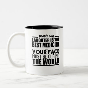Menschen sagen, dass Lachen die beste Medizin ist, Zweifarbige Tasse