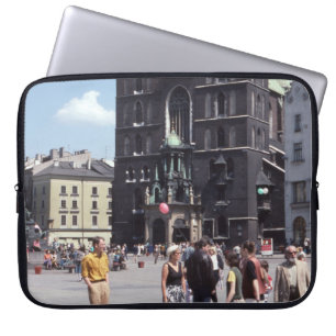 MENSCHEN STEHEND NEBEN KONKRETEN KATHEDRALEN LAPTOPSCHUTZHÜLLE