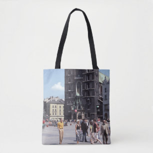 MENSCHEN STEHEND NEBEN KONKRETEN KATHEDRALEN TASCHE