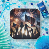 Menschenmenge mit amerikanischen Flaggen und Feuer Pappteller (Party)