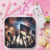 Menschenmenge mit amerikanischen Flaggen und Feuer Pappteller (Party)