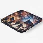 Menschenmenge mit amerikanischen Flaggen und Feuer Pappteller (Gewinkelt)