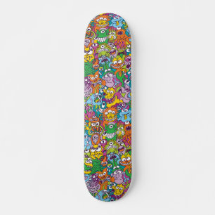 Menschenmenge von bunten Halloweenmonstern und Kre Skateboard