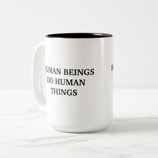 Menschliche Wesen machen menschliche Dinge Tasse (Vorderseite Links)