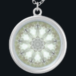 MENTAL BALANCE Mandala Necklace Versilberte Kette<br><div class="desc">Dieses Mandala wurde aus einem Bild von mexikanischem Calcite erstellt. Dieser Stein hat viele heilende Eigenschaften. Calcite kann Ihnen einen neuen Weg zeigen, eine Situation zu betrachten, und Sie von alten, veralteten Denkmustern abhalten, die neuen Ideen im Wege stehen könnten. Calcite gleicht auch dem Herz Chakra aus. Design von Sophia...</div>