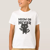 Meow or Never – Funny Black Cat T-Shirt (Vorderseite)