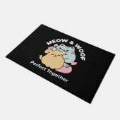 Meow & Woof perfekt zusammen - Niedliche Katze und Fußmatte (Schrägansicht)