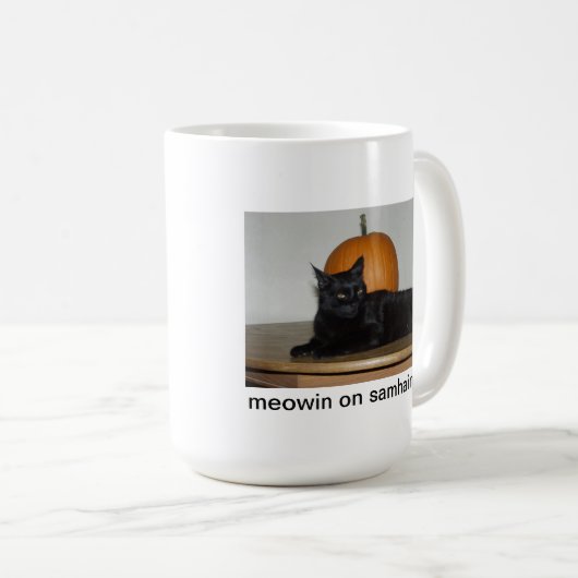 Meowin auf Samhain Kaffeetasse (VorderseiteRechts)