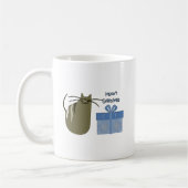 Meowy Christmas Graue Katze mit blauem Geschenk Kaffeetasse (Links)
