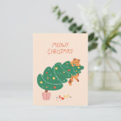 Meowy Christmas - Mischievous Feline Fun Feiertagspostkarte (Stehend Vorderseite)