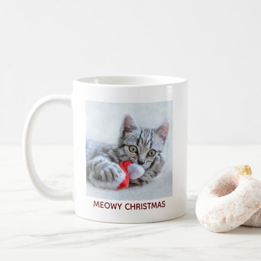 Meowy Christmas Niedlich Gray Tabby Cat Kaffeetasse (Mit Donut)