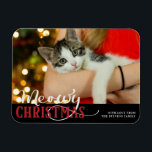 Meowy Weihnachts Niedliche Katze Hinzufügen Sie Ih Magnet<br><div class="desc">Meowy Weihnachten Niedliche Katze Fügen Sie Ihr maßgeschneidertes Foto - Feiertagstypo mit Spaß Urlaub Pun Quote und Ihr Foto. Mit trendigem Skripttext in Bright Red und Gray. Ein lustiges und niedliches Zitat für die Liebhaber von Weihnachten, Ferien und die Wintersaison. Spaß für die ganze Familie! Fügen Sie einfach Ihre benutzerdefinierte...</div>