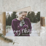 Meowy Weihnachtskalligraphie Modernes Foto Cat Feiertagskarte<br><div class="desc">Frohe Weihnachten | Senden Sie Ihre Urlaubswünsche mit dieser individuell gestaltbaren Weihnachtskarte für das Foto. Es zeigt Meowy Weihnachten in der modernen Kalligraphie. Personalisieren Sie diese moderne Urlaubskarte,  indem Sie Ihre Daten hinzufügen. Diese individuelle Weihnachtskarte ist in anderen Farben und mit einem Karton erhältlich. Matching-Elemente sind verfügbar.</div>