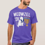 Meowzel Tov Funny Cat Chanukah Hanukkah Jüdisches  T-Shirt<br><div class="desc">Meowzel Tov Funny Cat Chanukah Hanukkah jüdische Weihnachtsgeschenke .Kat Weihnachtsbaum Funny Meowy Katmas Design. Dieses Bild mit Bonbons,  Geschenken,  einer Weihnachtsmannmütze und einem Schal für die Winterferien ist für fröhliche und fröhliche Männer,  Frauen,  Jungs,  Mädels,  Kätzchen,  Kitten,  Pelzeltern oder Haustierbesitzer gedacht.</div>