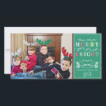 Meran n Bright Holidays Modernes Foto Weihnachten<br><div class="desc">COLOR PALETTE: Aqua-Schieferblau, Limon, smaragdgrün, rot und weiß DESIGN COLLECTION: Farbenfrohe, moderne Merry & Bright-Themes, Chalkboard Doodle Art, grafische Skripte Stil fotografische Familie Portrait Weihnachtskarten. Der Text im Typografie-Stil lautet: "Wünschen Sie einen angenehmen und hellen Urlaub!" mit Raum für Sie, um die Karte mit Ihrem Familiennamen, individuellen Namen und dem...</div>