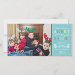 Meran n Bright Holidays Modernes Foto Weihnachten<br><div class="desc">COLOR PALETTE: Aqua-Schieferblau, Limon, smaragdgrün, rot und weiß DESIGN COLLECTION: Farbenfrohe, moderne Merry & Bright-Themes, Chalkboard Doodle Art, grafische Skripte Stil fotografische Familie Portrait Weihnachtskarten. Der Text im Typografie-Stil lautet: "Wünschen Sie einen angenehmen und hellen Urlaub!" mit Raum für Sie, um die Karte mit Ihrem Familiennamen, individuellen Namen und dem...</div>