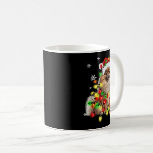 Meranian Wrapped In Christmas Lights Kaffeetasse (VorderseiteRechts)