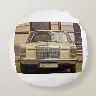 Mercedes-Benz ist eine deutsche Luxusautomarke Rundes Kissen