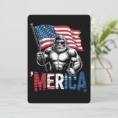 Merica Bigfoot American Flag Patriotic 4. Juli Einladung (Stehend Vorderseite)