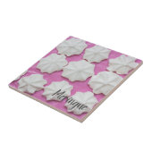 Meringues auf rosa Papiergeschenk Fliese (Seite)