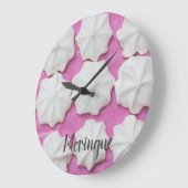 Meringues auf rosa Papiergeschenk Große Wanduhr (Winkel)