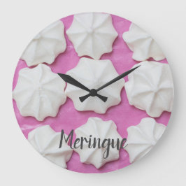 Meringues auf rosa Papiergeschenk Große Wanduhr