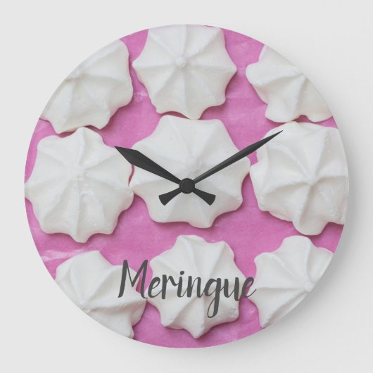 Meringues auf rosa Papiergeschenk Große Wanduhr (Vorderseite)