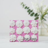 Meringues auf rosa Papiergeschenk Postkarte (Stehend Vorderseite)
