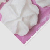 Meringues auf rosa Papiergeschenk Seidenpapier (Ausschnitt)