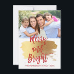 Merke und helle Hand Buchstabenfotokarte Feiertagskarte<br><div class="desc">Frohe und helle Weihnachtsfeiertage Hand Lettered Script Foto Card. Foto und Text dieses handgeschriebenen Pinselskripts können aktualisiert und mit Ihrem Foto und Familiennamen angepasst werden. Diese Karte zeigt auch den Familiennamen und einen goldenen Folienkranz auf der Rückseite der Weihnachtskarte an.</div>