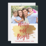 Merke und helle Hand Buchstabenfotokarte Feiertagskarte<br><div class="desc">Frohe und helle Weihnachtsfeiertage Hand Lettered Script Foto Card. Foto und Text dieses handgeschriebenen Pinselskripts können aktualisiert und mit Ihrem Foto und Familiennamen angepasst werden. Diese Karte zeigt auch den Familiennamen und einen goldenen Folienkranz auf der Rückseite der Weihnachtskarte an.</div>