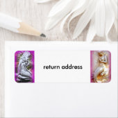 Merkmädchen, die die Rücksendeadresse angeben (Insitu)