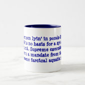 Merkwürdiges Frauen lyin in Teiche distributin Zweifarbige Tasse (Mittel)