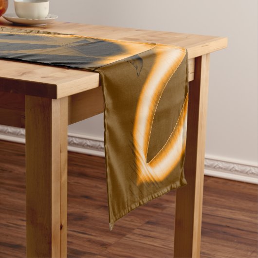 Merkwürdiges Gewirr verbrannter Bänder, orange und Kurzer Tischläufer (Beispiel)