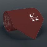 Merlot-Red Elegant Monogram   Name | beidseitig Krawatte<br><div class="desc">Eine elegante zweiseitige Krawatte mit einem fett-weißen Monogramm über Merlot-Red. Zusätzlich zu diesem Monogramm sitzt Ihr Vor- oder Nachname in allen Hauptstädte. Über 40 einzigartige Farben sind sowohl in einseitigen als auch in zweiseitigen Ausführungen erhältlich. Sie können sie durchsuchen,  indem Sie auf den Link Sammlung klicken.</div>