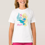 Mermaid Birthday Niedlich Custom Blonde Girls T-Shirt<br><div class="desc">Ein niedlicher Geburtstagsparty-T - Shirt mit einer hübschen blonden Meerjungfrau mit einem aquamarinen Schwanz mit einem wunderschönen blauen Delphin. Passen Sie mit dem Namen und Alter Ihres GeburtstagsMädchens auf. Als Beispiel wurde Sarahs 5. Geburtstag benutzt. Großartiges Meerjungbild von prettygrafik.com</div>