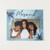Mermaid Crew Ice Blue | Mute Glam Friends Foto Wandteppich (Vorderseite (Horizontal))