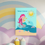 Mermaid Girl Niedlich Custom Beach House Kinderzim Künstlicher Leinwanddruck<br><div class="desc">Niedliche,  maßgeschneiderte Imitate Leinwand personalisiert für ein kleines Mädchen drucken. Passen Sie die Zimmerdekoration für ein Kind mit ihrem Namen in wunderschönem Ozeanblau an einem hübschen aquamarinen Himmel an. Die rosa haarige Meerjungfrau spielt eine Harfe neben einer narkalen und gelben Sonne auf diesem Strandgeschenk.</div>