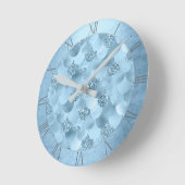 Mermaid Glam Scale | Dusty Ice Blue Sheen Luster Runde Wanduhr (Winkel)