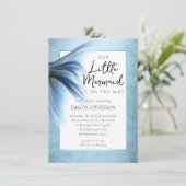 Mermaid Glam Schwanz | Dusty Ice Blue Luster Dusch Einladung (Stehend Vorderseite)