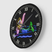 Mermaid in Neon Große Wanduhr (Winkel)