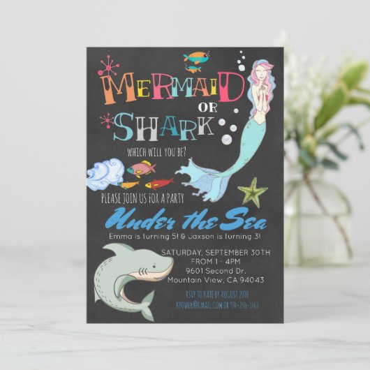 Mermaid oder Shark Co-Ed Joint Birthday Einladung (Stehend Vorderseite)